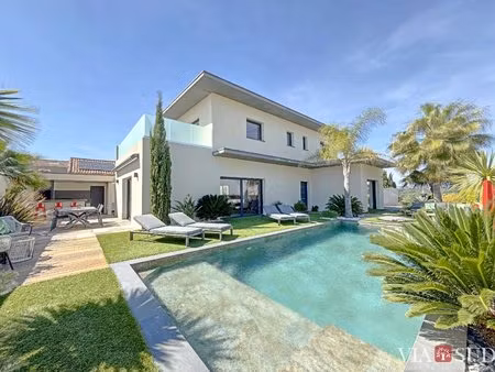 villa contemporaine avec vue dominante prestations haut de gamme garage  piscine  spa et..
