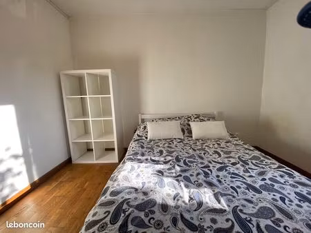 chambre meublée calme et claire