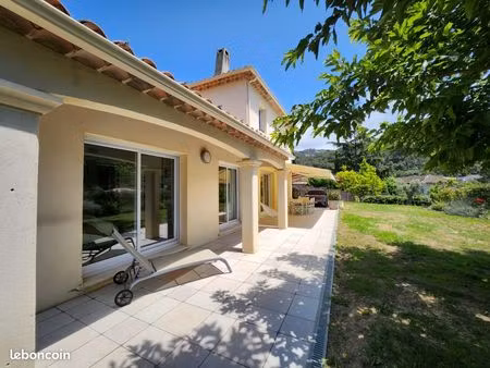 villa en très bon état de 137.9m2 + 32 m2 de dépendances  piscine