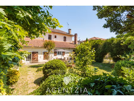 maison de charme 220 m² en plein cœur d’un village à proximité de biaudos. tout à pied.