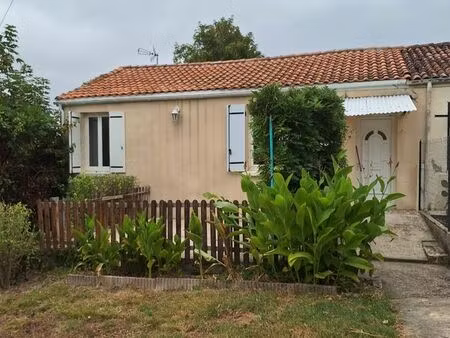 maison avec jardin  50m2  2 chambres. saintes quartier la gare