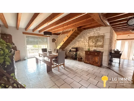 belle maison charentaise rénovée avec piscine face à la camp