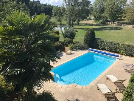 belle longère en pierre  dont gîte  piscine  dépendances  grange. calme  campagne
