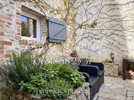 maison de village rénovée en pierre avec grand garage et cour