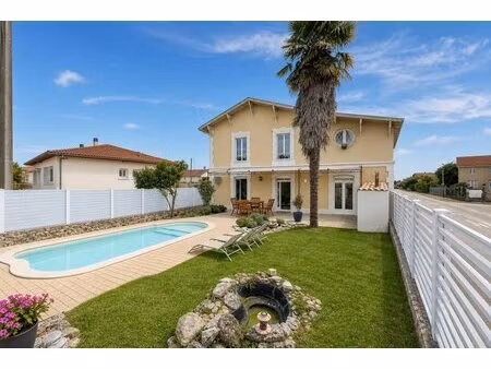 maison rénovée de 180 m² piscine et toit terrasse à mussidan