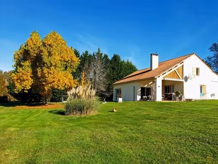 maison de 6 pièces de 220 m² à tourtoirac