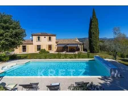 propriété provençale d'exception avec vue dominante et prestatio