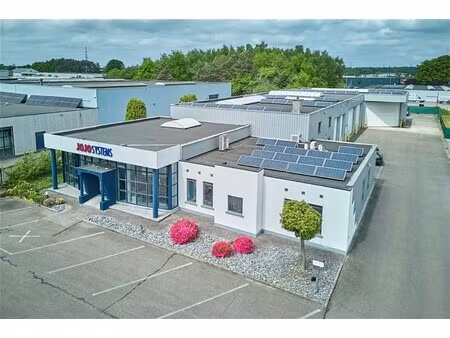 showroom met kantoren en magazijn op zichtlocatie