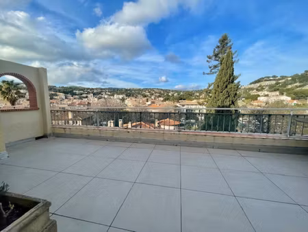 lumineux et traversant  avec terrasses  rooftop   en dernier étage