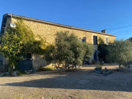 élégante maison en pierre avec piscine