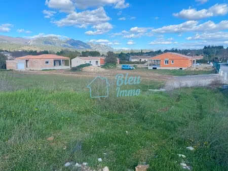 terrain à batir de 742 m2