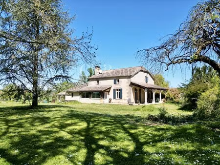 proche de marmande élégante ferme rénovée avec 4 chambres et des espaces de vie...