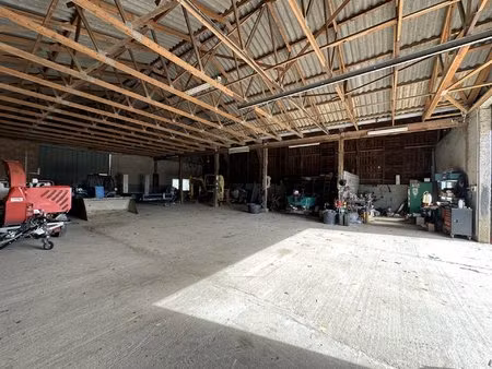 ideal professionnel immeuble de 577m2 sur 9731m2 de terrain