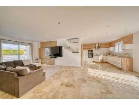 maison moderne avec piscine à villars-en-pons