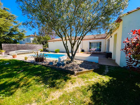 pujols  villa de plain pied avec terrain de 1 145m² avec piscine et 2 garages