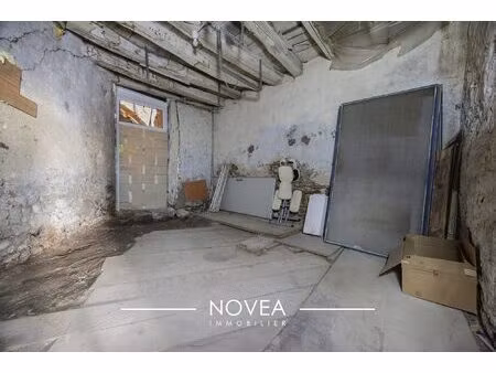 local de 17m2 sur le quai pierre scize