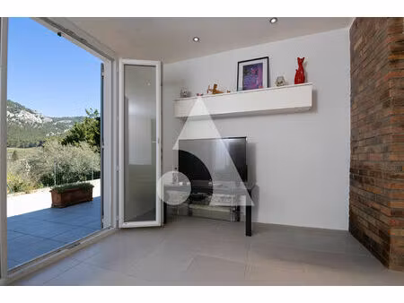 auriol  propriété de caractère avec vue panoramique  piscine et dépendances