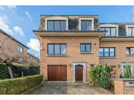 charmante maison trois façades lumineuse idéalement située