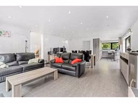 maison agréable avec 6 chambres et jardin ensoleillé.