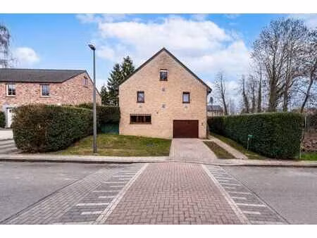 a proximité immédiate de la place dumon