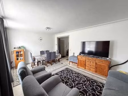 lumineux appartement 2ch avec terrasse et garage.