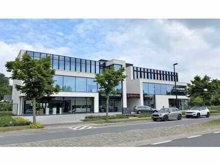 espace de bureau tendance à louer sur un emplacement visibl