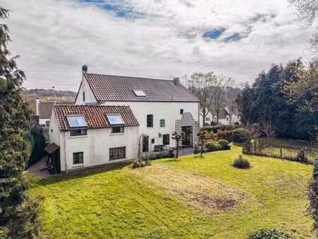 villa lumineuse avec dépendances et jardin arboré !