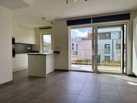 appartement récent deux chambres avec terrasse et parking