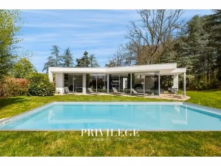 villa d’architecte plain-pied domaine privé piscine terrain 2 483 m2