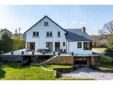 villa dans un cadre verdoyant idéale pour multi projets