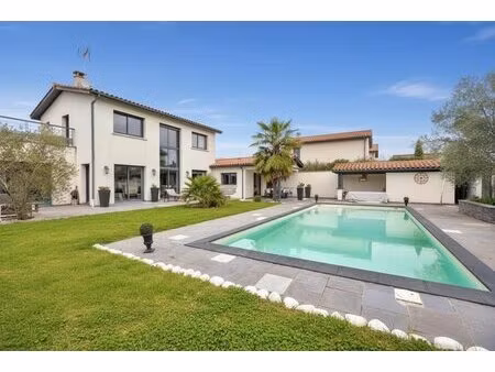 élégante maison familiale avec piscine à quincieux