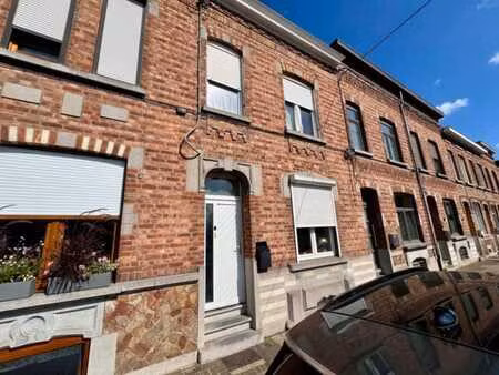 une maison d’habitation avec jardin