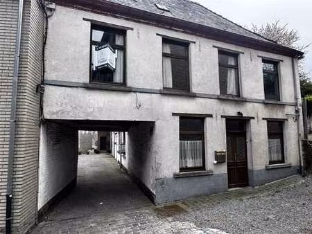 grande maison idéalement située sur la place de flobecq