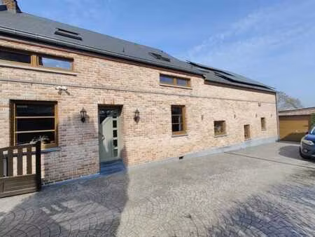 jolie propriété avec vaste jardin et pisicine