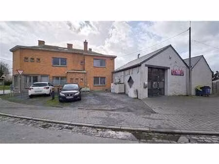 bâtiment de rapport comprenant deux appartements et un comme