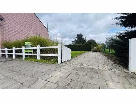 terrain à batir idéalement situé à proximité de la ville.