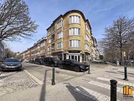 appart. 2 ch. à rénové avec cave et emplacement de parking