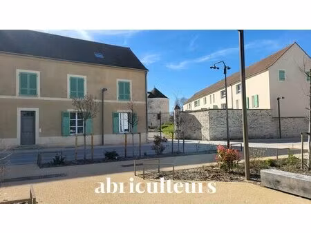 superbe t4 rénové avec place de stationnement extérieure – résidence de standing au cœur..