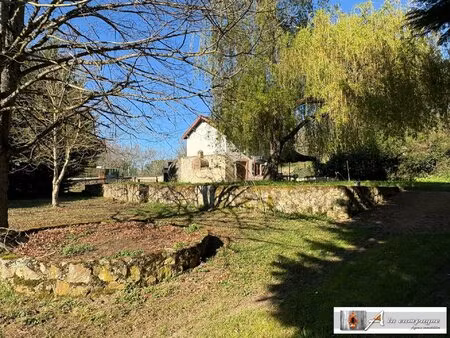 petite maison dans un joli cadre de verdure
