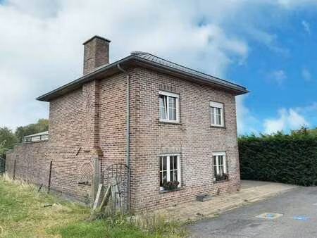 villa situee au calme avec jardin et etang