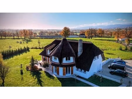 villa rénovée 332 m² avec piscine à saint-forgeux