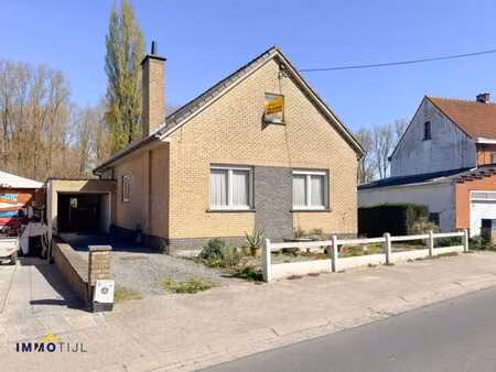 maison quatre façades avec garage et magnifique jardin!