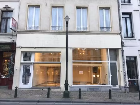 magnifique commerce de caractère place st-jean