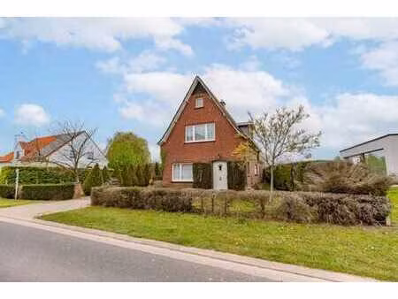 maison spacieuse avec grand jardin sur un large terrain à we