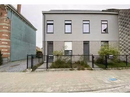 ruime halfopen bebouwing met 4 slaapkamers en garage