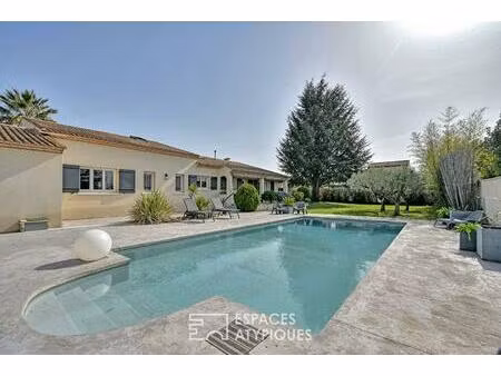 maison rénovée avec piscine  local professionnel et son studio.