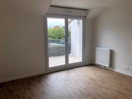 t2 avec balcon et parking à pierrelaye