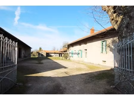 ancienne ferme de 134 m² et de nombreuses dependances sur un terrain de 1788 m²