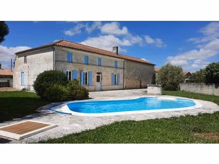 charentaise rénovée  dépendances et piscine