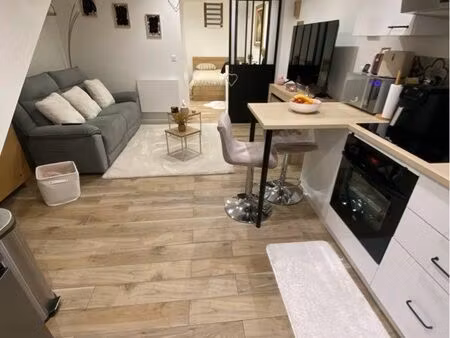 t2 plein centre ville jonquieres